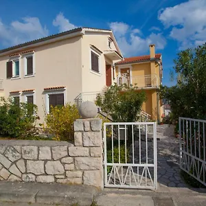 https://lucia-cres.primorje-gorskikotar.com